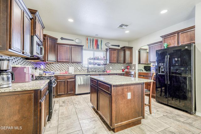 2072 ROBERT MINNIE A, El Paso, TX 79938