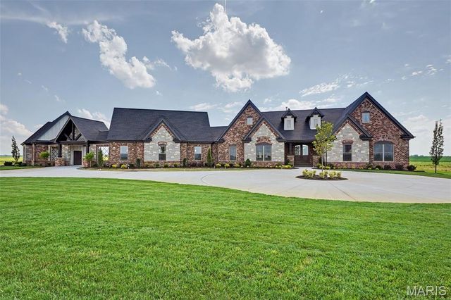 1050 Twin Silos Lane, Orchard Farm, MO 63301