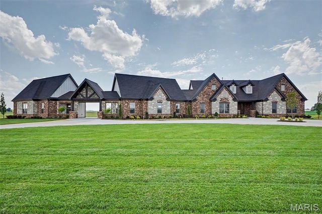 1050 Twin Silos Lane, Orchard Farm, MO 63301