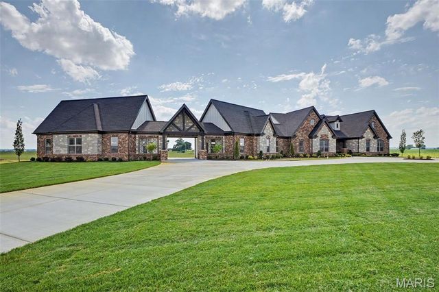 1050 Twin Silos Lane, Orchard Farm, MO 63301