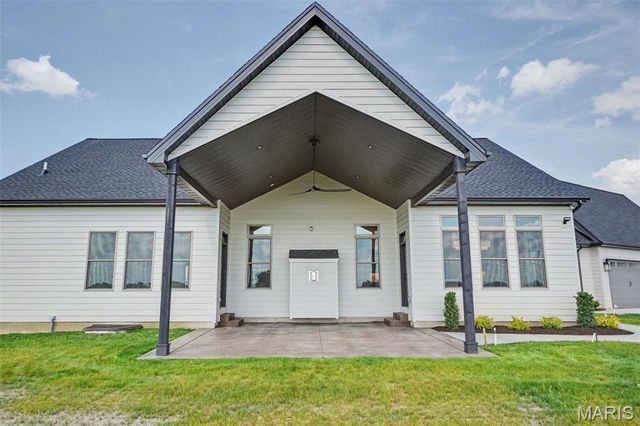 1050 Twin Silos Lane, Orchard Farm, MO 63301