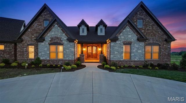 1050 Twin Silos Lane, Orchard Farm, MO 63301
