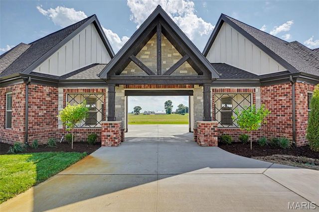 1050 Twin Silos Lane, Orchard Farm, MO 63301