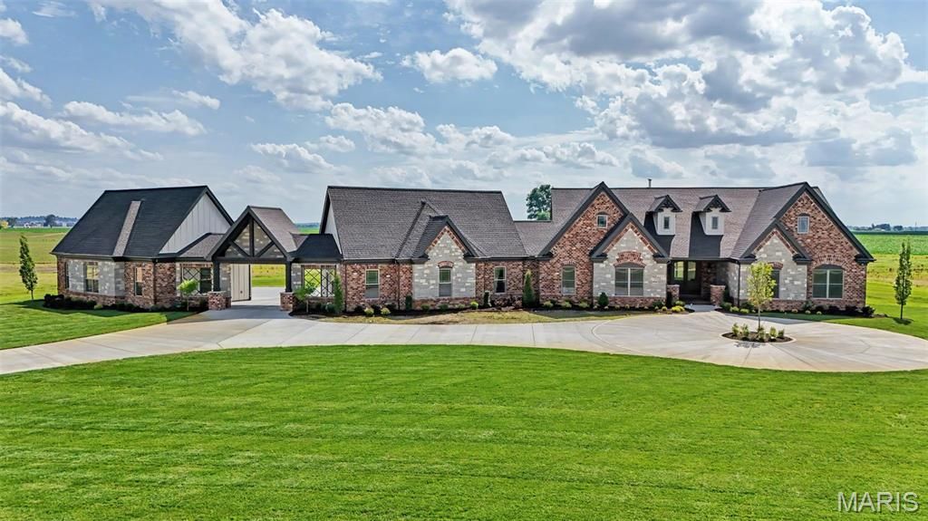 1050 Twin Silos Lane, Orchard Farm, MO 63301