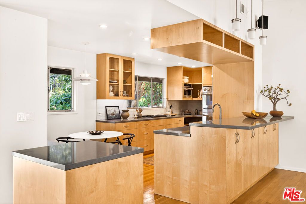 Image 10 of property listing at 1362 Marinette Road, Pacific Palisades, CA 90272
