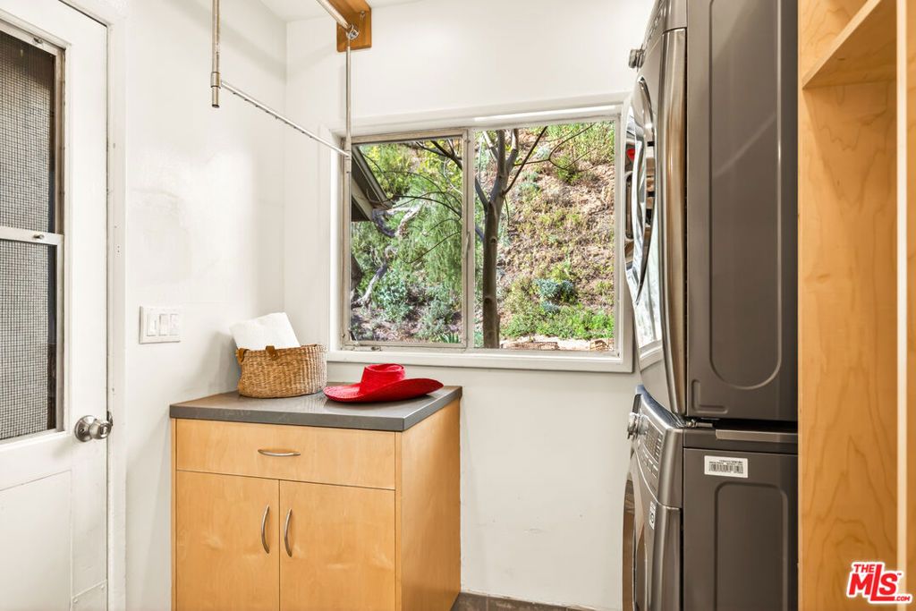Image 13 of property listing at 1362 Marinette Road, Pacific Palisades, CA 90272