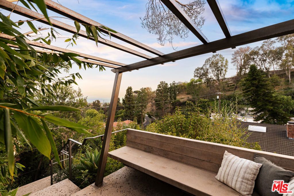 Image 7 of property listing at 1362 Marinette Road, Pacific Palisades, CA 90272