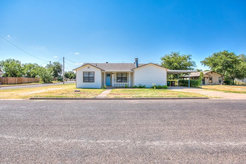 Image 1 of property listing at 19 E 41st St, San Angelo, TX 76903