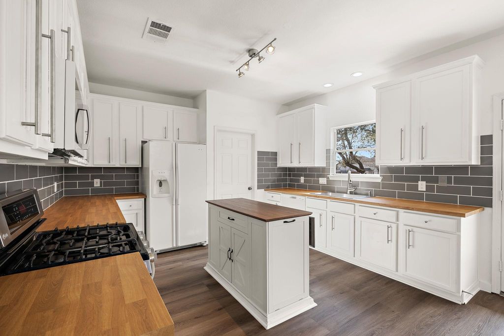 1131 Stone Forest TRL, Round Rock, TX 78681