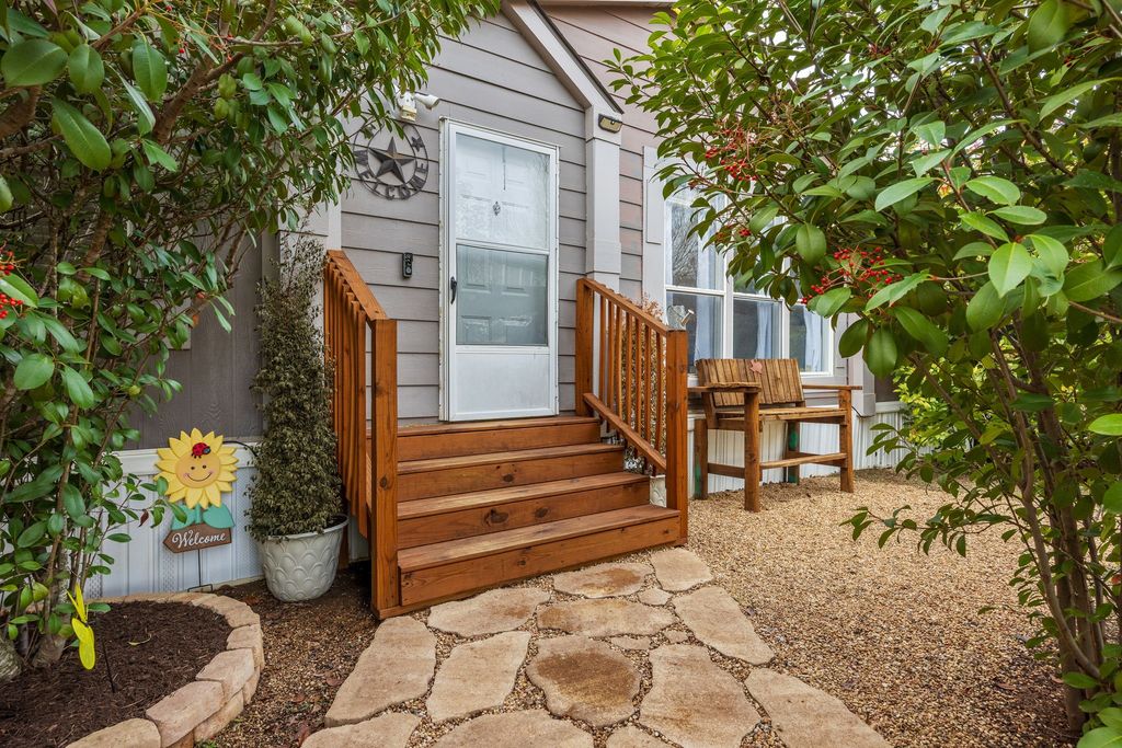 11200 Ridgewood Drive, Salado, TX 76571