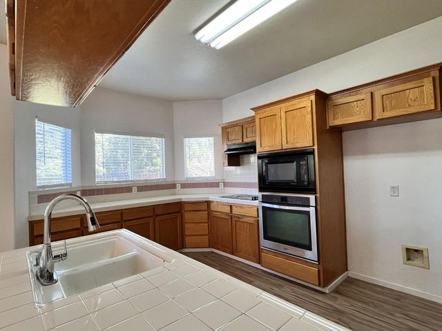 2954 E Pryor Drive, Fresno, CA 93720