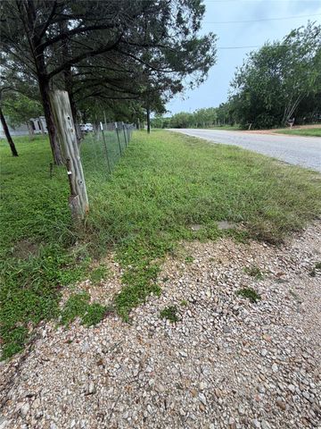 214 The Forest RD, Dale, TX 78616