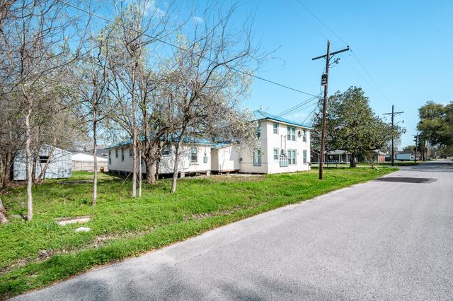 108 W Barrow Street, Dayton, TX 77535