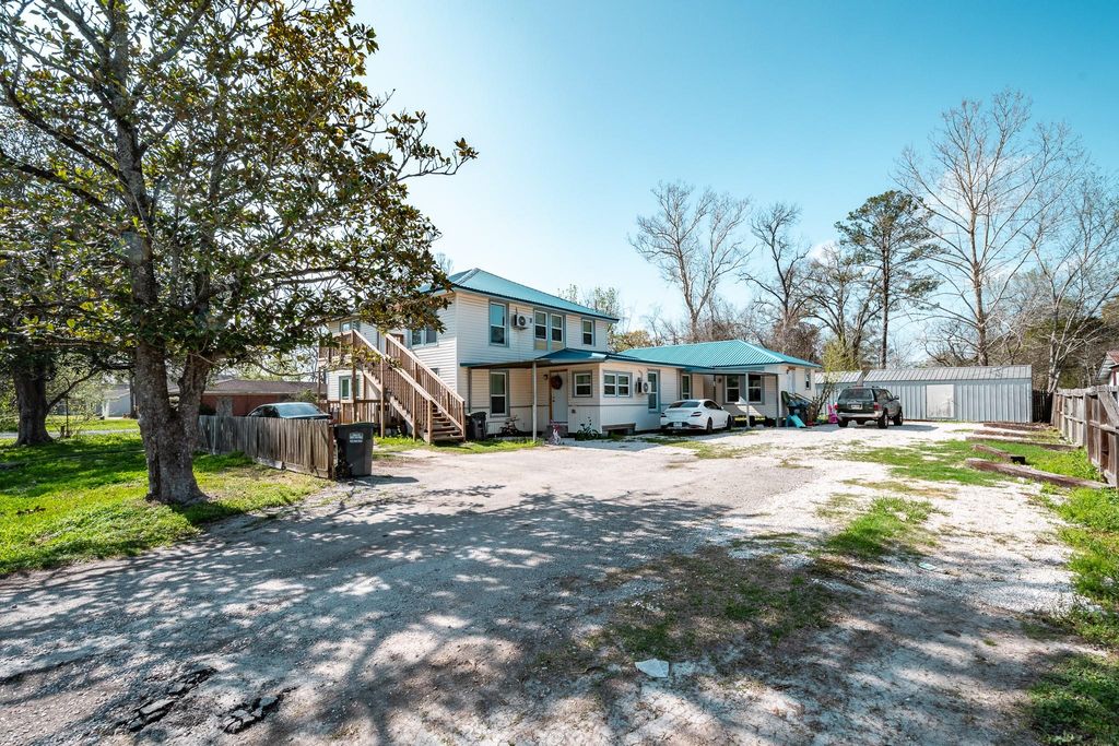 108 W Barrow Street, Dayton, TX 77535