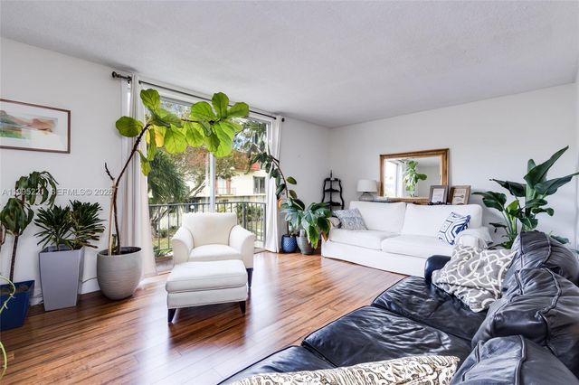 1651 NE 115th St 28C, Miami, FL 33181