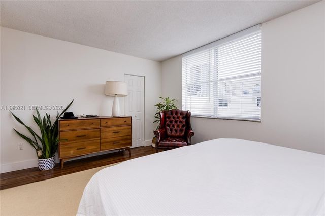 1651 NE 115th St 28C, Miami, FL 33181