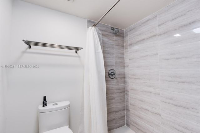 1651 NE 115th St 28C, Miami, FL 33181