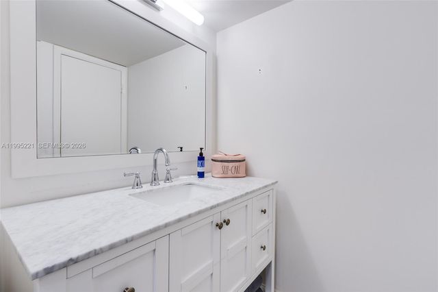 1651 NE 115th St 28C, Miami, FL 33181