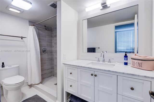 1651 NE 115th St 28C, Miami, FL 33181