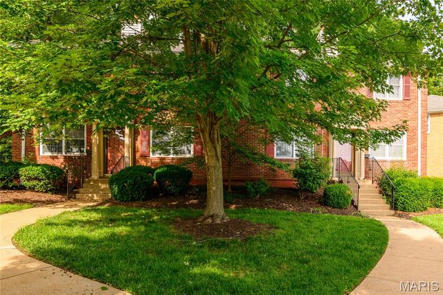 9024 W Swan Circle, Brentwood, MO 63144