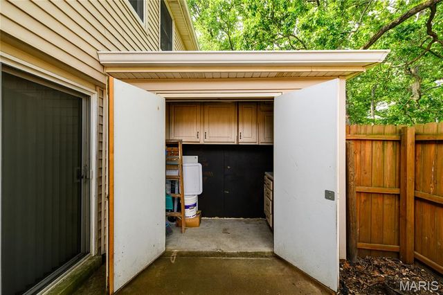 9024 W Swan Circle, Brentwood, MO 63144
