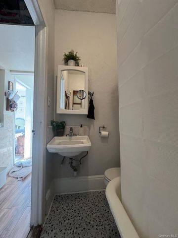 6556 Myrtle Avenue, Glendale, NY 11385