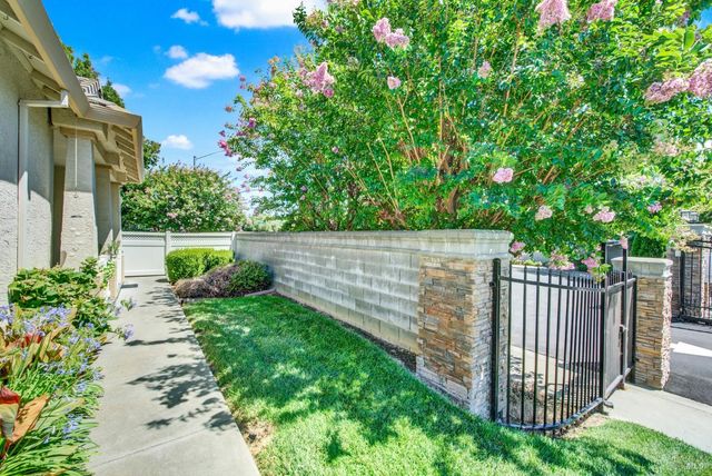 401 Marvin Gardens Dr, Vacaville, CA 95687