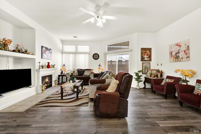 401 Marvin Gardens Dr, Vacaville, CA 95687