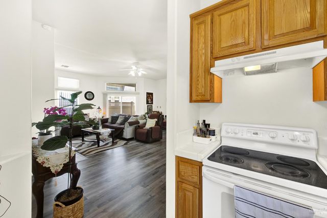 401 Marvin Gardens Dr, Vacaville, CA 95687