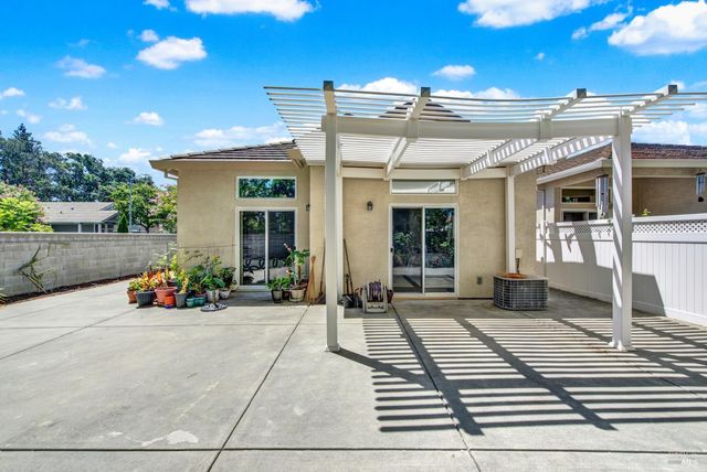 401 Marvin Gardens Dr, Vacaville, CA 95687