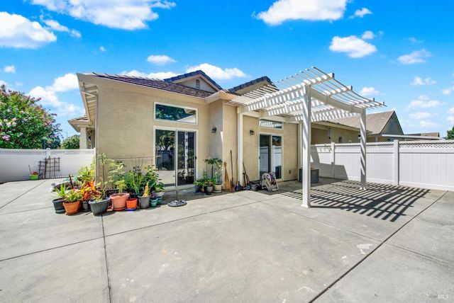 401 Marvin Gardens Dr, Vacaville, CA 95687