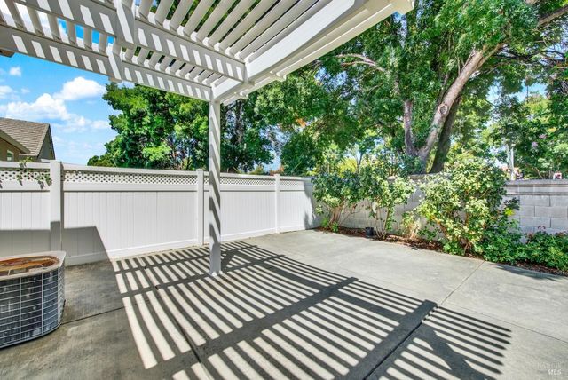 401 Marvin Gardens Dr, Vacaville, CA 95687