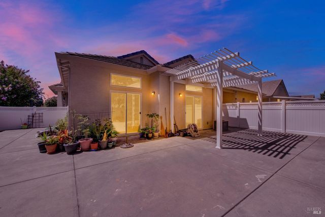 401 Marvin Gardens Dr, Vacaville, CA 95687