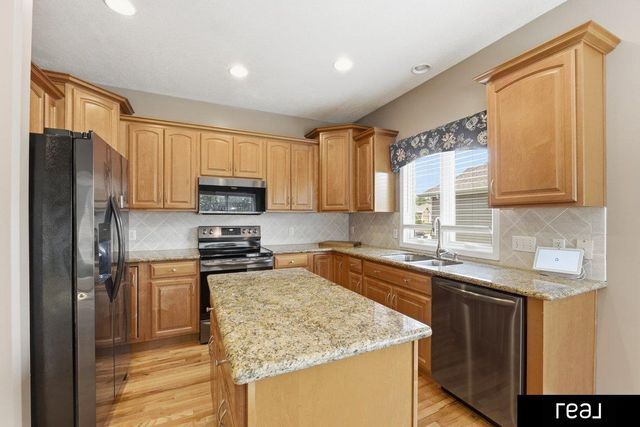 20779 hemlock Street, Elkhorn, NE 68022