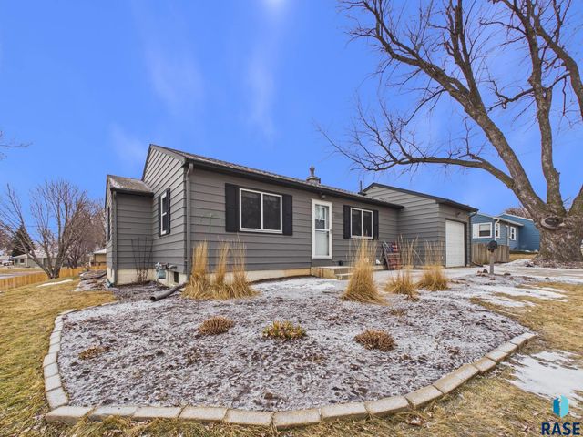 3200 E 17th St Street, Sioux Falls, SD 57103