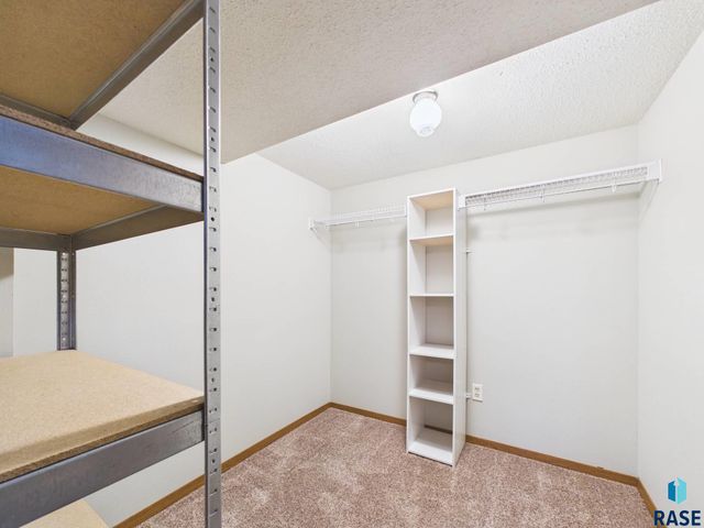 3200 E 17th St Street, Sioux Falls, SD 57103