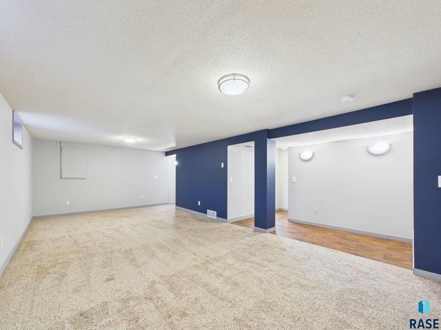 3200 E 17th St Street, Sioux Falls, SD 57103