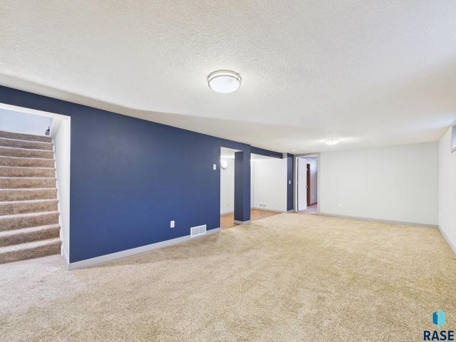 3200 E 17th St Street, Sioux Falls, SD 57103