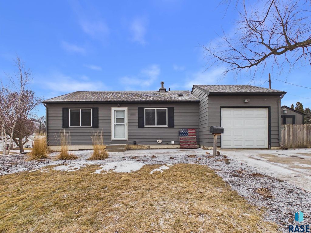 3200 E 17th St Street, Sioux Falls, SD 57103