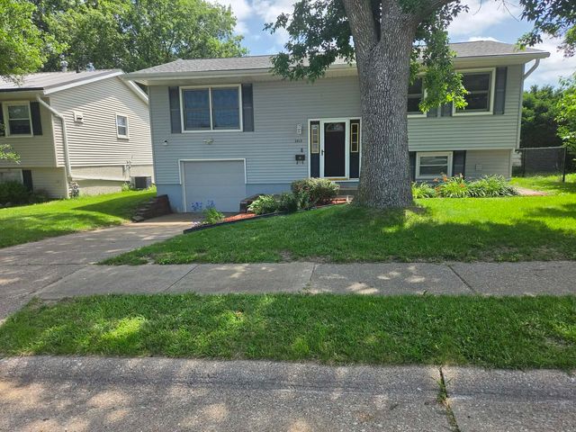 2613 N Zenith Avenue, Davenport, IA 52804