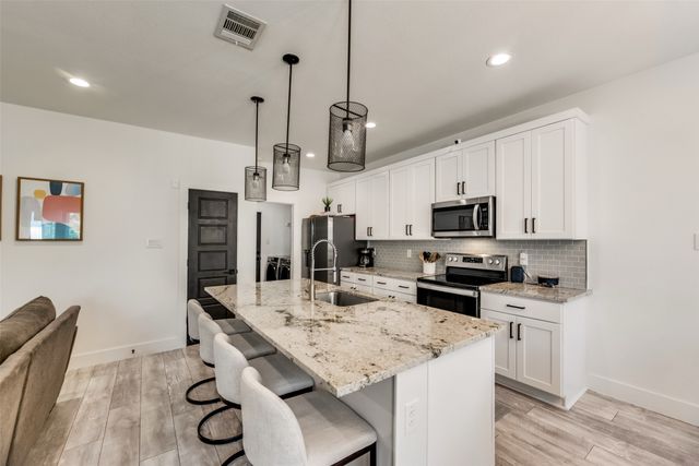 3001 Fernwood Avenue, Dallas, TX 75216