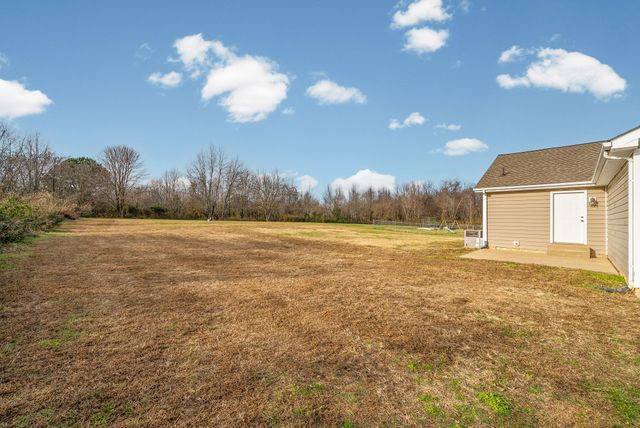 10718 Palmyra Rd, Oak Grove, KY 42262