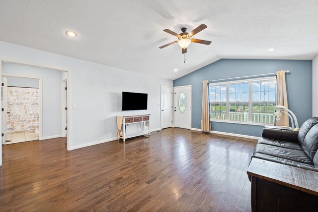 10718 Palmyra Rd, Oak Grove, KY 42262