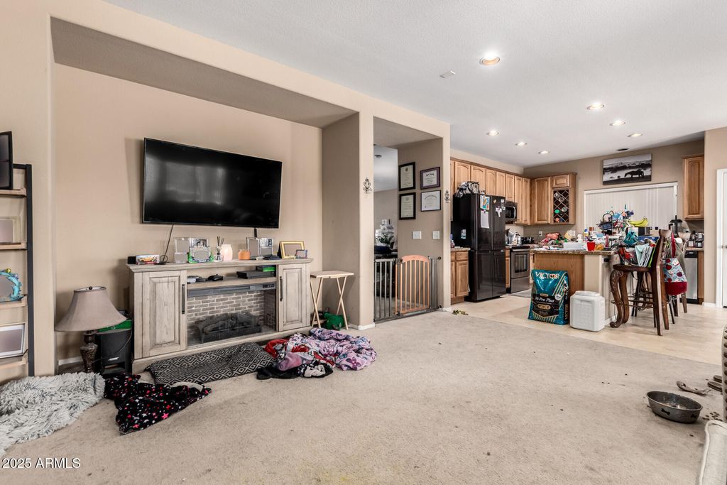 Image 12 of property listing at 25545 W NANCY Lane, Buckeye, AZ 85326