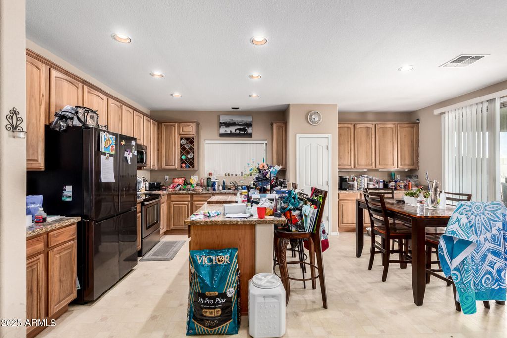 Image 15 of property listing at 25545 W NANCY Lane, Buckeye, AZ 85326