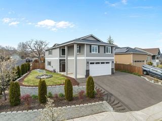 562 N Heights Drive, Eagle Point, OR 97524