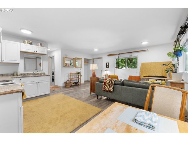 9946 N LOMBARD St, Portland, OR 97203