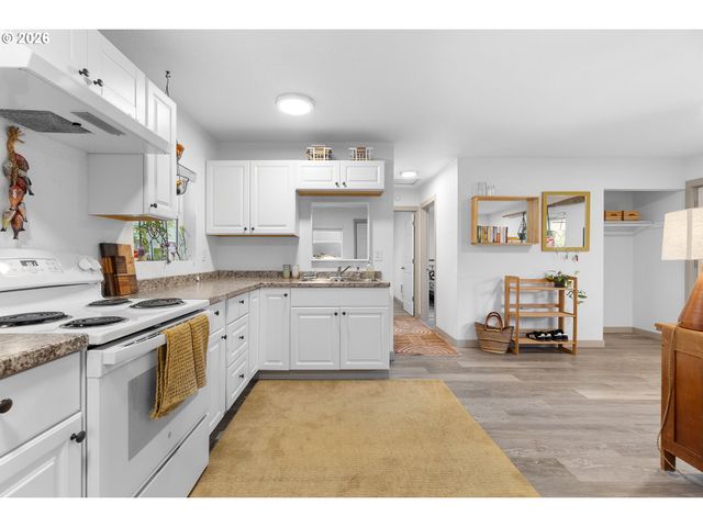 9946 N LOMBARD St, Portland, OR 97203