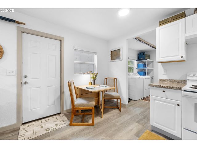 9946 N LOMBARD St, Portland, OR 97203