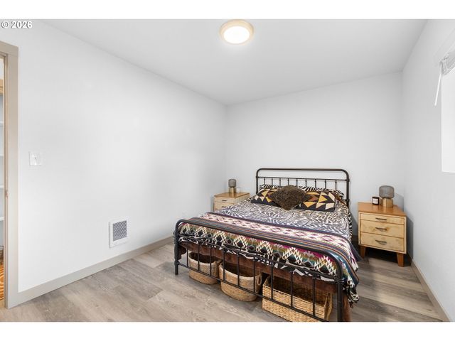 9946 N LOMBARD St, Portland, OR 97203